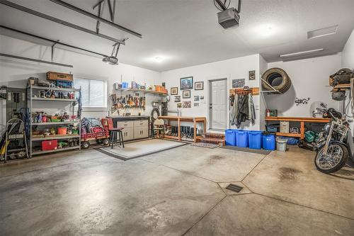 289 Inverness Drive, Coldstream, BC - Indoor Photo Showing Garage