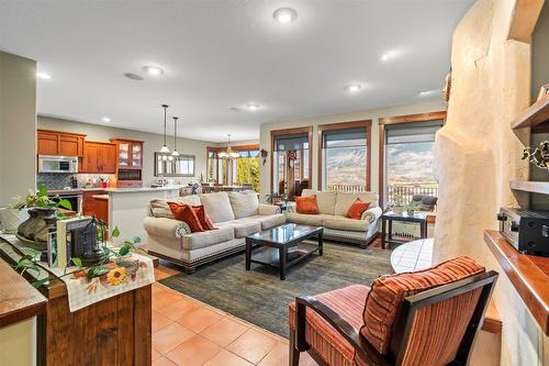 289 Inverness Drive, Coldstream, BC - Indoor Photo Showing Living Room