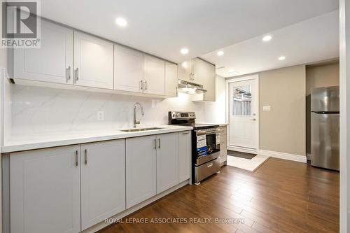 Bsmt - 61 Estrella Crescent, Richmond Hill, ON - Indoor Photo Showing Kitchen With Stainless Steel Kitchen