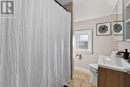 56 Francis Street, Hamilton, ON - Indoor Photo Showing Bathroom