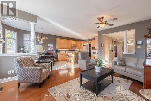 47 Countryside Drive, St. Catharines (Grapeview), ON - Indoor Photo Showing Living Room
