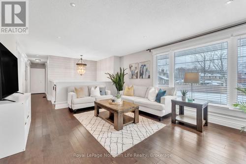 310 Surrey Drive, North Bay (Airport), ON - Indoor Photo Showing Living Room