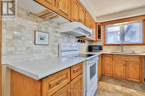166 Lynnbrook Drive, Toronto, ON - Indoor Photo Showing Kitchen