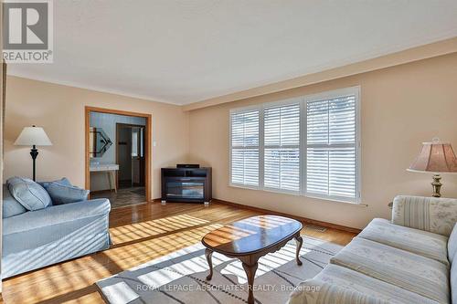 166 Lynnbrook Drive, Toronto, ON - Indoor Photo Showing Living Room