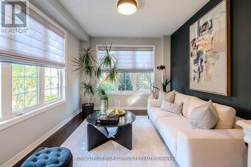 7 Sequin Drive, Richmond Hill, ON - Indoor Photo Showing Living Room