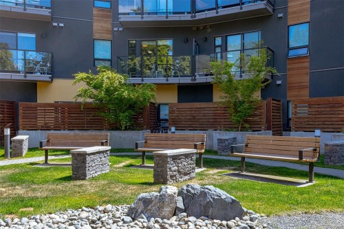 210-991 Mckenzie Ave, Saanich, BC - Outdoor