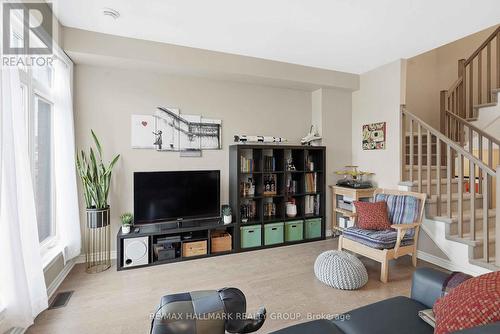 210 Hawkmere Way, Ottawa, ON - Indoor Photo Showing Living Room