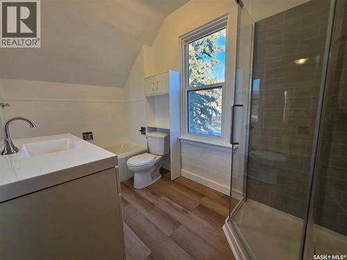 430 2Nd Avenue Ne, Swift Current, SK - Indoor Photo Showing Bathroom
