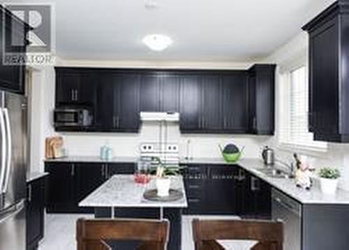 10 O'Connor Crescent, Brampton, ON - Indoor Photo Showing Kitchen With Upgraded Kitchen