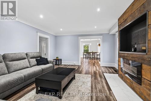 316 North Shore Boulevard W, Burlington, ON - Indoor Photo Showing Living Room With Fireplace