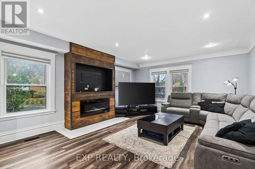 316 North Shore Boulevard W, Burlington, ON - Indoor Photo Showing Living Room With Fireplace