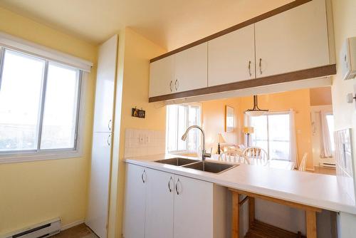 Cuisine - 302-2092 Av. Albert-Murphy, Laval (Chomedey), QC - Indoor Photo Showing Kitchen With Double Sink