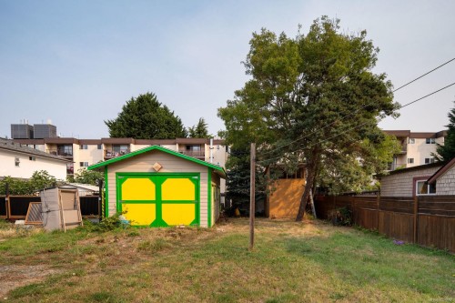 1256 Walnut St, Victoria, BC 