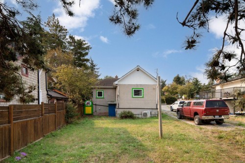 1256 Walnut St, Victoria, BC 