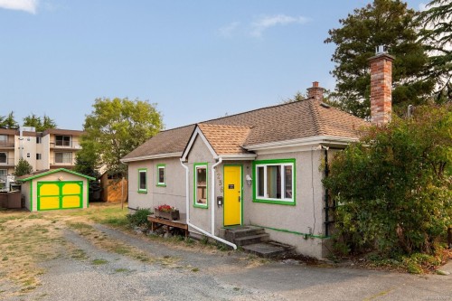 1256 Walnut St, Victoria, BC 