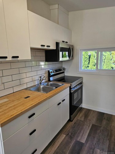 997 Hecate St, Nanaimo, BC - Indoor Photo Showing Kitchen With Double Sink