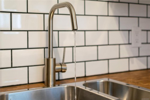 997 Hecate St, Nanaimo, BC - Indoor Photo Showing Kitchen With Double Sink