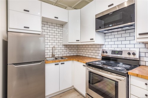 997 Hecate St, Nanaimo, BC - Indoor Photo Showing Kitchen With Double Sink