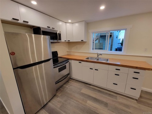 997 Hecate St, Nanaimo, BC - Indoor Photo Showing Kitchen With Double Sink