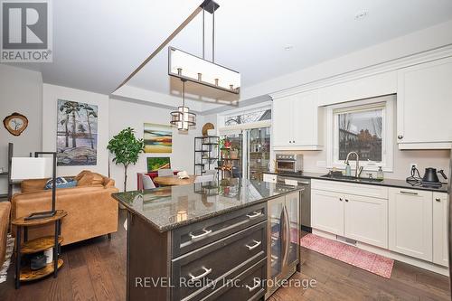 5 - 608 Simcoe Street, Niagara-On-The-Lake (Town), ON - Indoor Photo Showing Kitchen With Upgraded Kitchen