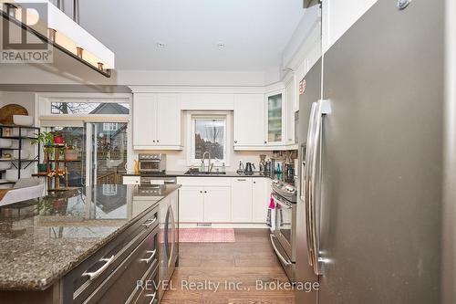 5 - 608 Simcoe Street, Niagara-On-The-Lake (Town), ON - Indoor Photo Showing Kitchen With Upgraded Kitchen