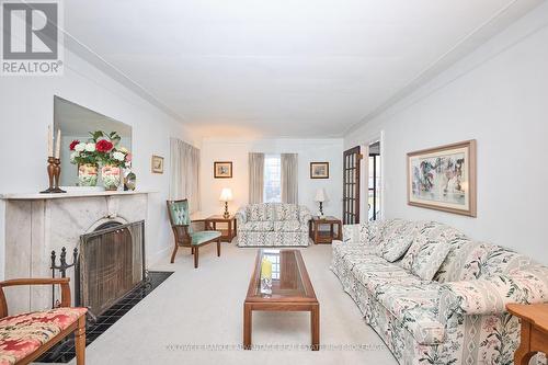 4900 Simcoe Street, Niagara Falls (Cherrywood), ON - Indoor Photo Showing Living Room