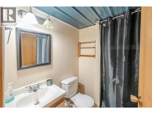 Bathroom - 225 Circle Drive, Oliver, BC - Indoor Photo Showing Bathroom