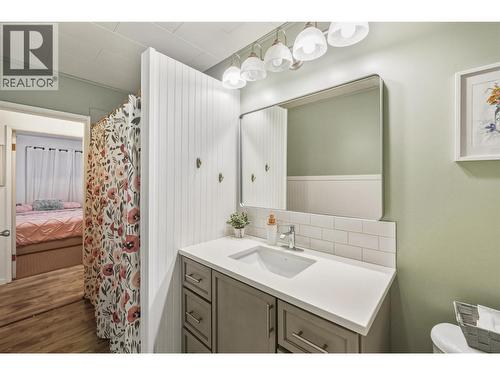 Main bathroom - 225 Circle Drive, Oliver, BC - Indoor Photo Showing Bathroom