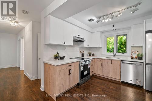 1302 Martley Drive, Mississauga, ON - Indoor Photo Showing Kitchen With Upgraded Kitchen