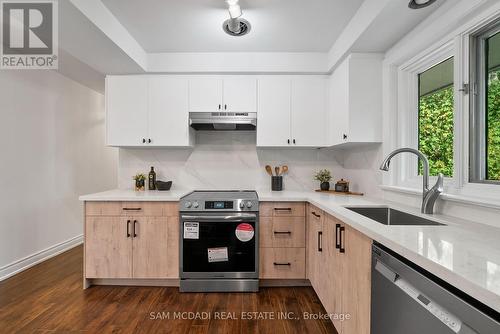 1302 Martley Drive, Mississauga, ON - Indoor Photo Showing Kitchen With Upgraded Kitchen