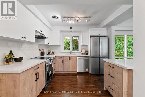 1302 Martley Drive, Mississauga, ON - Indoor Photo Showing Kitchen With Upgraded Kitchen