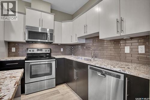 109 415 Maningas Bend, Saskatoon, SK - Indoor Photo Showing Kitchen With Stainless Steel Kitchen With Upgraded Kitchen