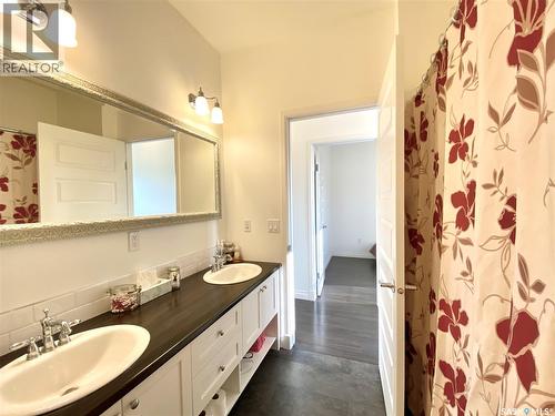 A & B 422 St Mary Street, Esterhazy, SK - Indoor Photo Showing Bathroom
