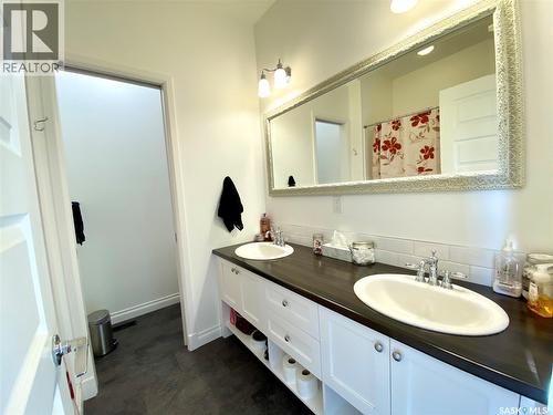 A & B 422 St Mary Street, Esterhazy, SK - Indoor Photo Showing Bathroom