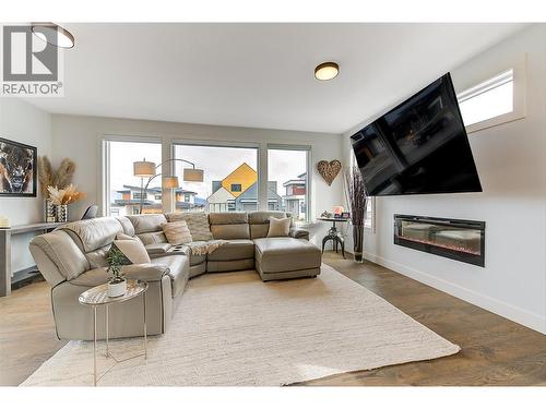 1235 Ponds Avenue, Kelowna, BC - Indoor Photo Showing Living Room With Fireplace
