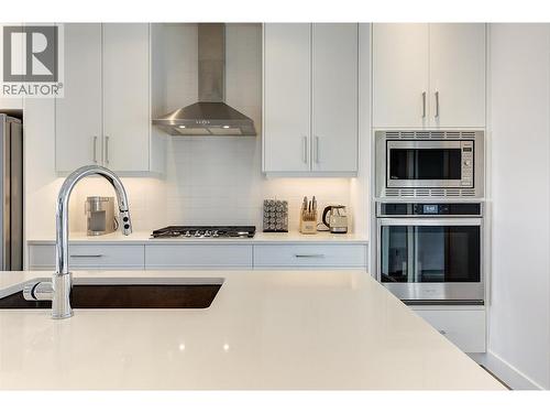 1235 Ponds Avenue, Kelowna, BC - Indoor Photo Showing Kitchen With Upgraded Kitchen