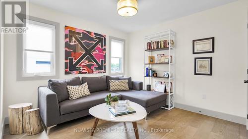 3998 Big Leaf Trail, London South (South V), ON - Indoor Photo Showing Living Room