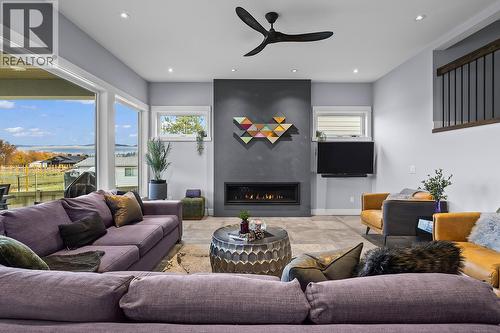 720 Turner Road, Kelowna, BC - Indoor Photo Showing Living Room With Fireplace