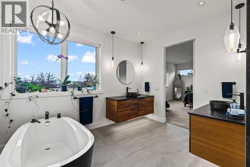720 Turner Road, Kelowna, BC - Indoor Photo Showing Bathroom