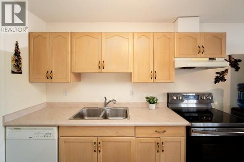 2401 12Th Street N Street N Unit# 20, Cranbrook, BC - Indoor Photo Showing Kitchen With Double Sink