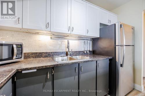 2604 - 150 Charlton Avenue E, Hamilton (Corktown), ON - Indoor Photo Showing Kitchen With Double Sink