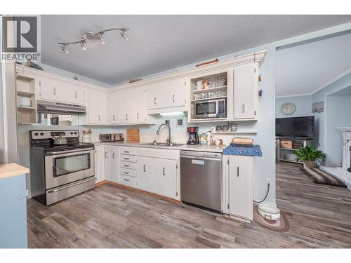 5513 Willow Drive, Vernon, BC - Indoor Photo Showing Kitchen