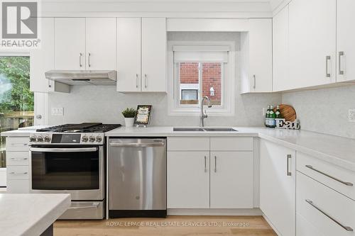 The Stunning Kitchen Showcases S/S Appliances - 426 Parkridge Crescent, Oakville, ON - Indoor Photo Showing Kitchen With Double Sink With Upgraded Kitchen