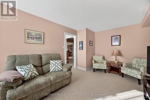 31 Gardenia Way, Caledon, ON - Indoor Photo Showing Living Room