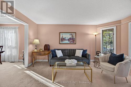31 Gardenia Way, Caledon, ON - Indoor Photo Showing Living Room