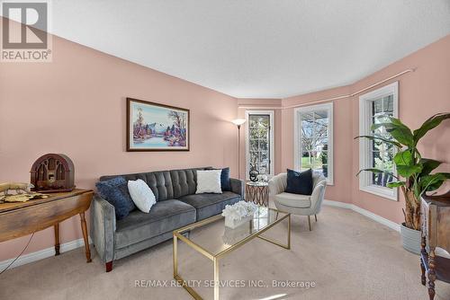 31 Gardenia Way, Caledon, ON - Indoor Photo Showing Living Room