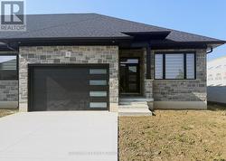 8 - 32 POSTMA CRESCENT  North Middlesex (Ailsa Craig), ON N0M 1A0