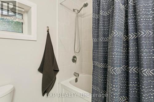 132 Queen Street W, Cambridge, ON - Indoor Photo Showing Bathroom