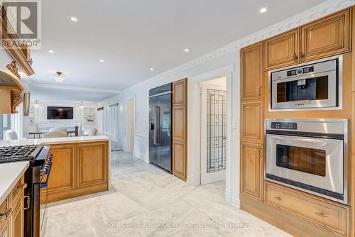 28 Stonegate Drive, Hamilton, ON - Indoor Photo Showing Kitchen With Upgraded Kitchen