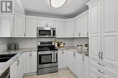 38 Clearview Court, Peterborough (Monaghan Ward 2), ON - Indoor Photo Showing Kitchen With Double Sink With Upgraded Kitchen